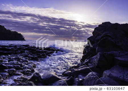 【静岡県】東伊豆・城ヶ崎海岸　大淀小淀の夜明け 63103647