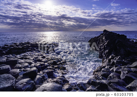 【静岡県】東伊豆・城ヶ崎海岸　大淀小淀の朝 63103705