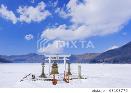 結氷の大沼と水仙殿２ 63103776