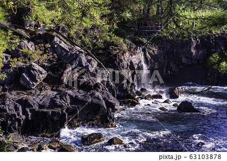 【静岡県】東伊豆・城ヶ崎海岸　対島の滝 63103878