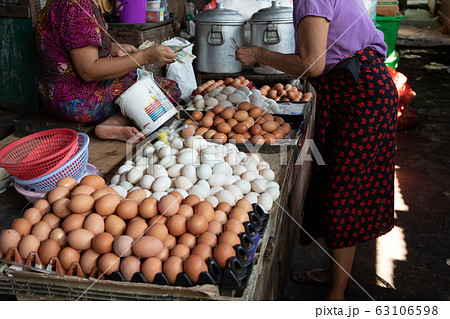 ミャンマー_市場の風景 63106598