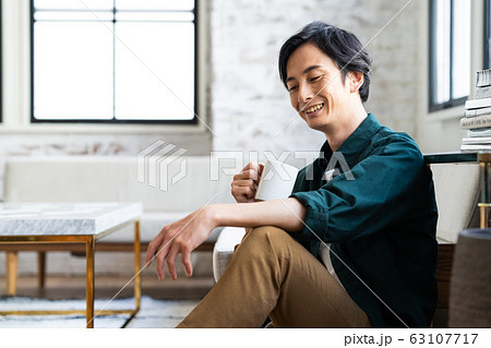 男性 リビング 若い ライフスタイル カジュアル 男性 リビング 若い ライフスタイル カジュアル 63107717