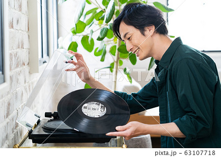 男性　リビング　若い　ライフスタイル　カジュアル 63107718