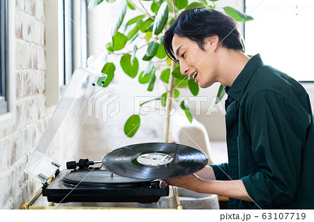 男性　リビング　若い　ライフスタイル　カジュアル 63107719