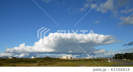 北海道　巨大な白い鳥のような雲と青空　写真素材　3月【撮影地：北海道天塩町】 63108818