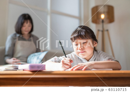 リビングで勉強 63110715