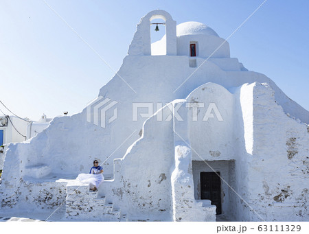 ミコノスタウン　パラポルティアニ教会で寛ぐ 63111329