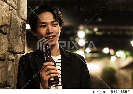 若い男性(ビール、夜、外飲み、屋外 若い男性(ビール、夜、外飲み、屋外 63111864