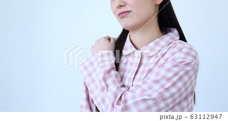 体調が悪い女性のイメージ 体調が悪い女性のイメージ 63112947