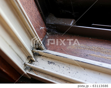 汚れたサッシ 0066 63113686