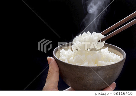 湯気の立つ炊き立ての御飯 湯気の立つ炊き立ての御飯 63116410