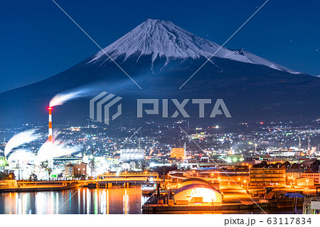 《静岡県》富士山を望む田子の浦の夜景 63117834