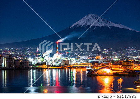 《静岡県》富士山を望む田子の浦の夜景 《静岡県》富士山を望む田子の浦の夜景 63117835