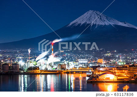 《静岡県》富士山を望む田子の浦の夜景 63117836
