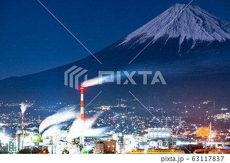 《静岡県》富士山を望む田子の浦の夜景 63117837