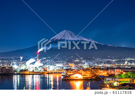 《静岡県》富士山を望む田子の浦の夜景 63117838