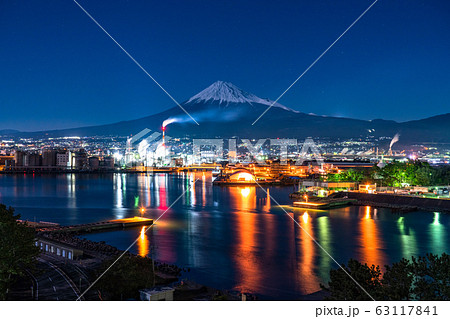 《静岡県》富士山を望む田子の浦の夜景 63117841