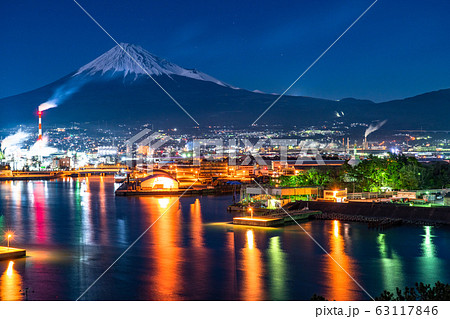 《静岡県》富士山を望む田子の浦の夜景 63117846