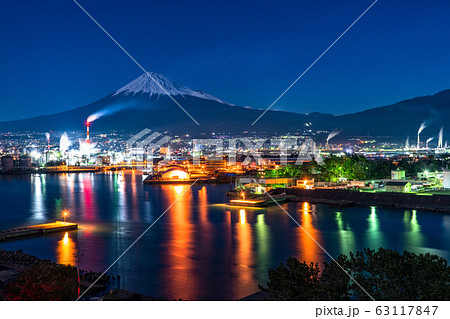 《静岡県》富士山を望む田子の浦の夜景 《静岡県》富士山を望む田子の浦の夜景 63117847