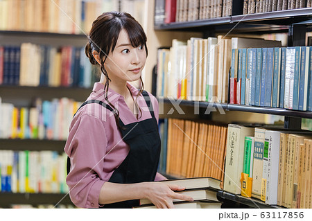 書店 店員 図書館 司書 スタッフ 書店 店員 図書館 司書 スタッフ 63117856