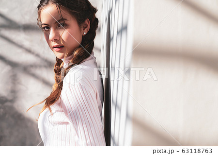 アジア人 美人 女性 光と影 人物 夏 日焼けの写真素材