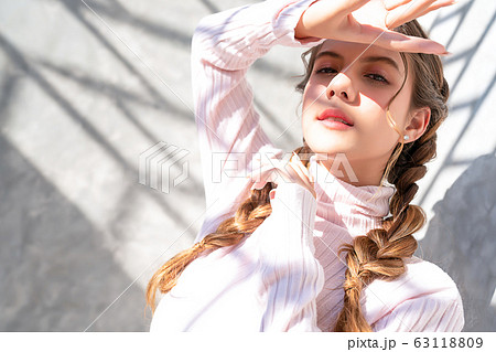 アジア人 美人 女性 光と影 人物 夏 日焼けの写真素材