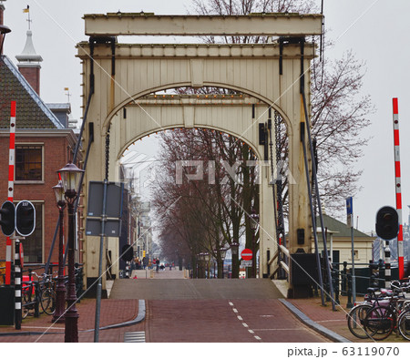 amsterdam bridgle over canal 63119070