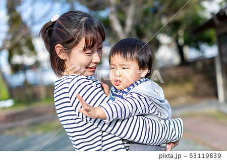公園で遊ぶ幼児と母親 幼児 家族 公園で遊ぶ幼児と母親 幼児 家族 63119839
