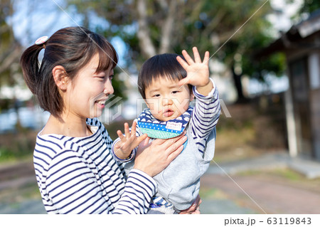 公園で遊ぶ幼児と母親 幼児 家族 公園で遊ぶ幼児と母親 幼児 家族 63119843