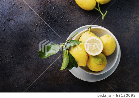 Fresh biological lemons 63120095