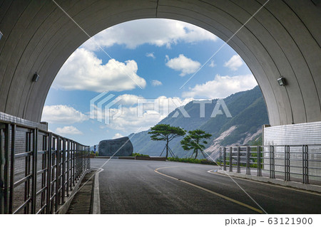 トンネル 写真 自然の写真素材