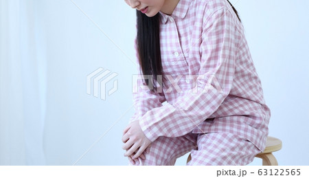 体調が悪い女性のイメージ 63122565