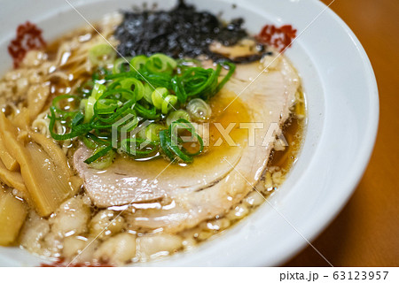 日本の広島県尾道市にあるラーメン屋で食べる尾道ラーメン。 63123957