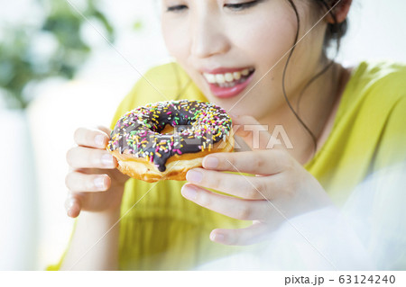 若い女性・ドーナッツ 63124240