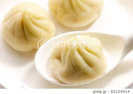 れんげにのせられた小籠包。 63124414