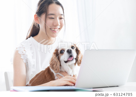 若い女性　ペット 63124705