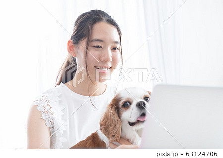 若い女性　ペット 63124706