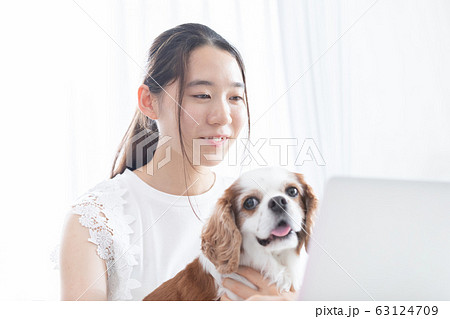 若い女性　ペット 63124709