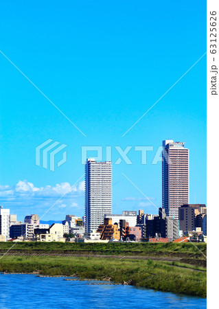 岐阜市　長良川と岐阜駅前ビル群の風景 63125626