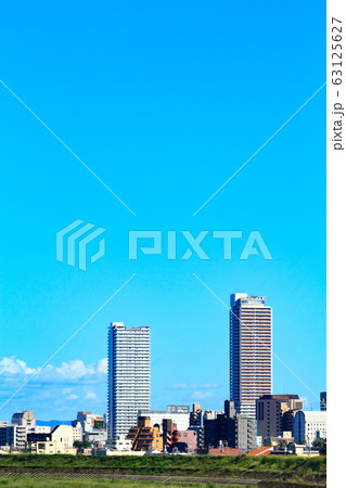 岐阜市　長良川と岐阜駅前ビル群の風景 63125627