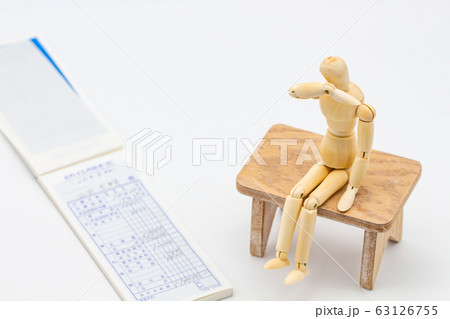 給料が安くて落ち込む人物イメージ 給料が安くて落ち込む人物イメージ 63126755