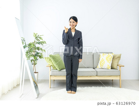 出社前の身支度をする女性 グッドジョブ 出社前の身支度をする女性 グッドジョブ 63126970