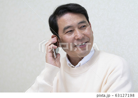 スマートフォンで通話する50代の男性　 63127198