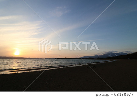 志田浜から見た2020年3月1日の猪苗代湖と夕陽 63130977