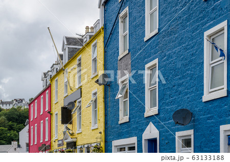 Red, yellow and blue house walls of Tobermory street Red, yellow and blue house walls of Tobermory street 63133188