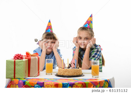 Children are waiting for the cake to be eaten at 63135132