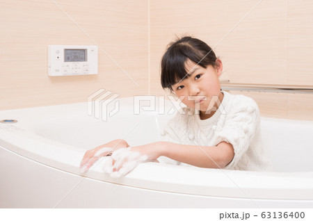 お風呂掃除をする小学生の女の子 63136400