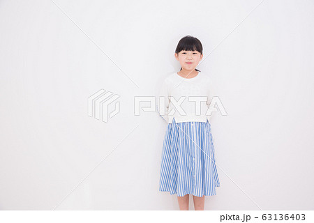 おしゃれな小学3年生の女の子 63136403