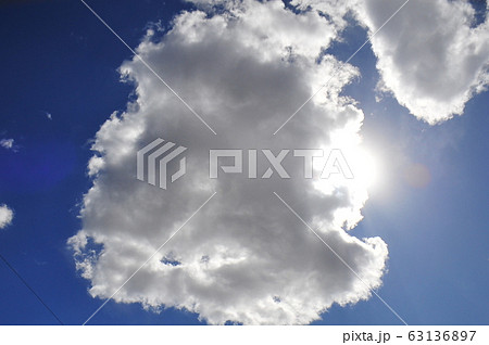 千切れ雲の飛行　青空と千切れ雲　浮かぶ千切れ雲 63136897