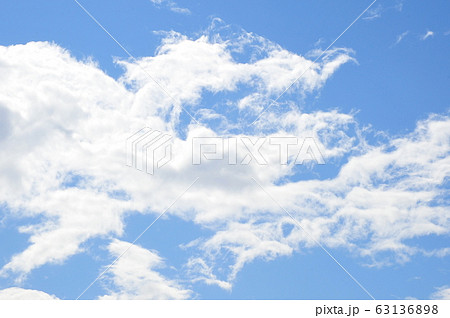 千切れ雲の飛行　青空と千切れ雲　浮かぶ千切れ雲 63136898